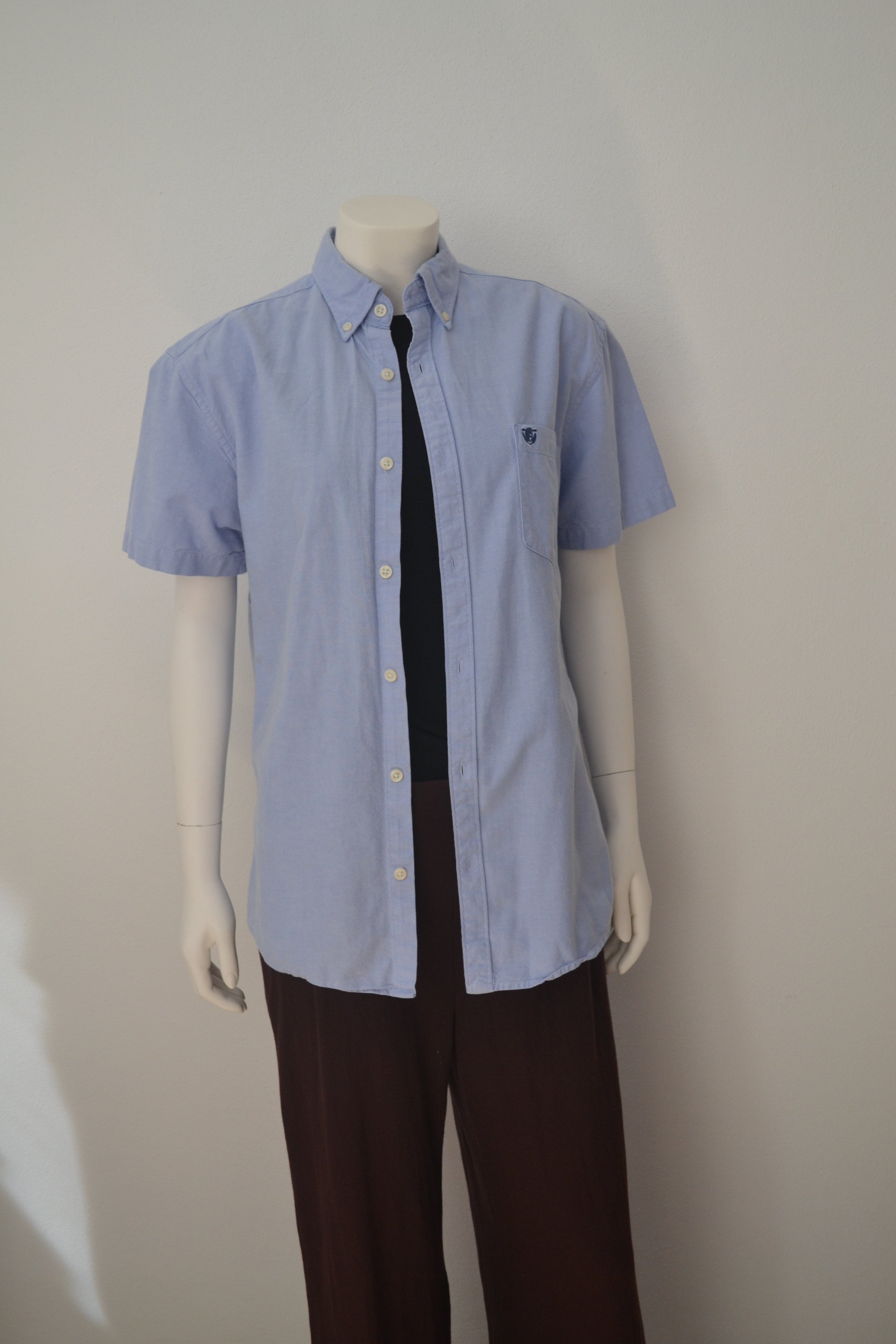 Lys blå oxford skjorte forfra på mannequin