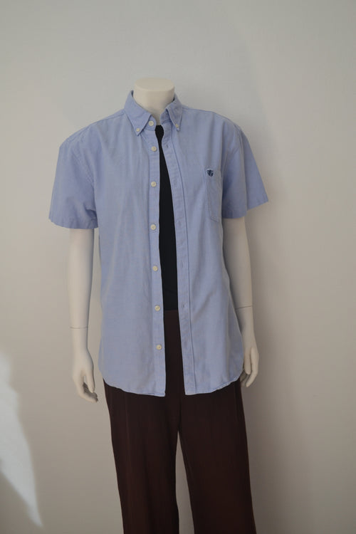 Lys blå oxford skjorte forfra på mannequin