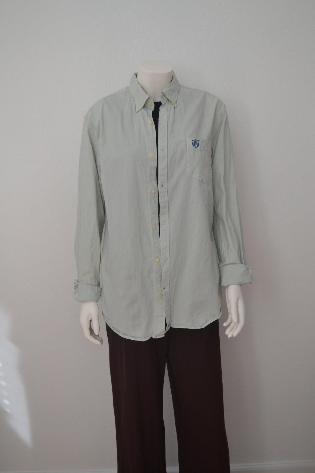 Sage grøn skjorte forfra på mannequin