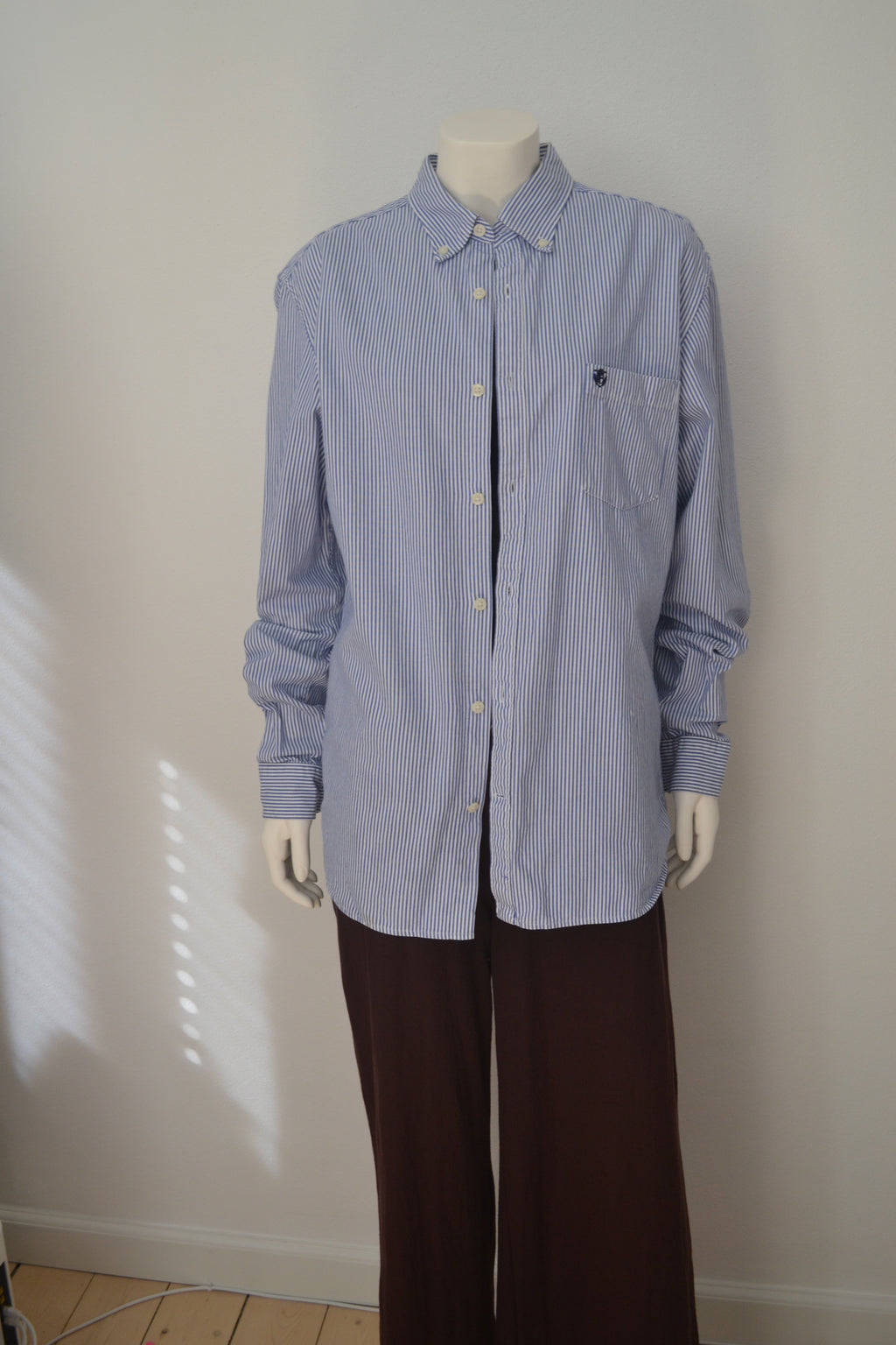 Blå og hvid stribet oversized langærmet skjorte forfra på mannequin