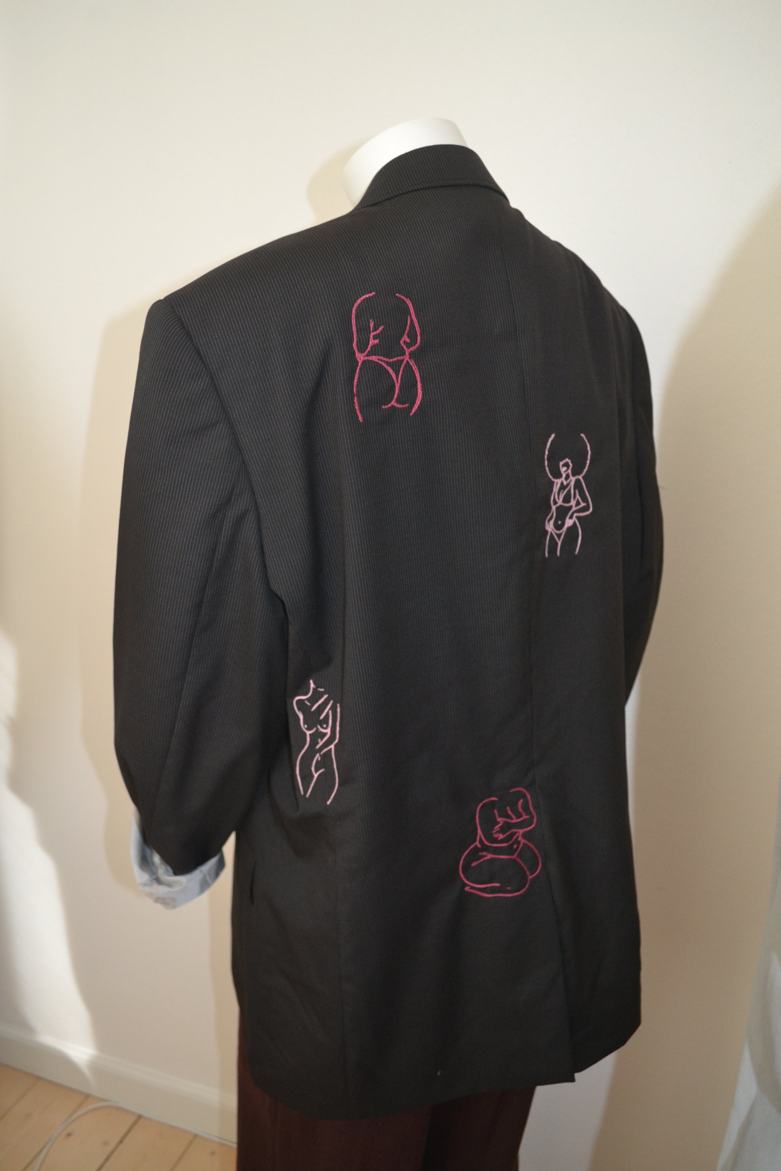 Blazer bagfra nærbillede af broderi