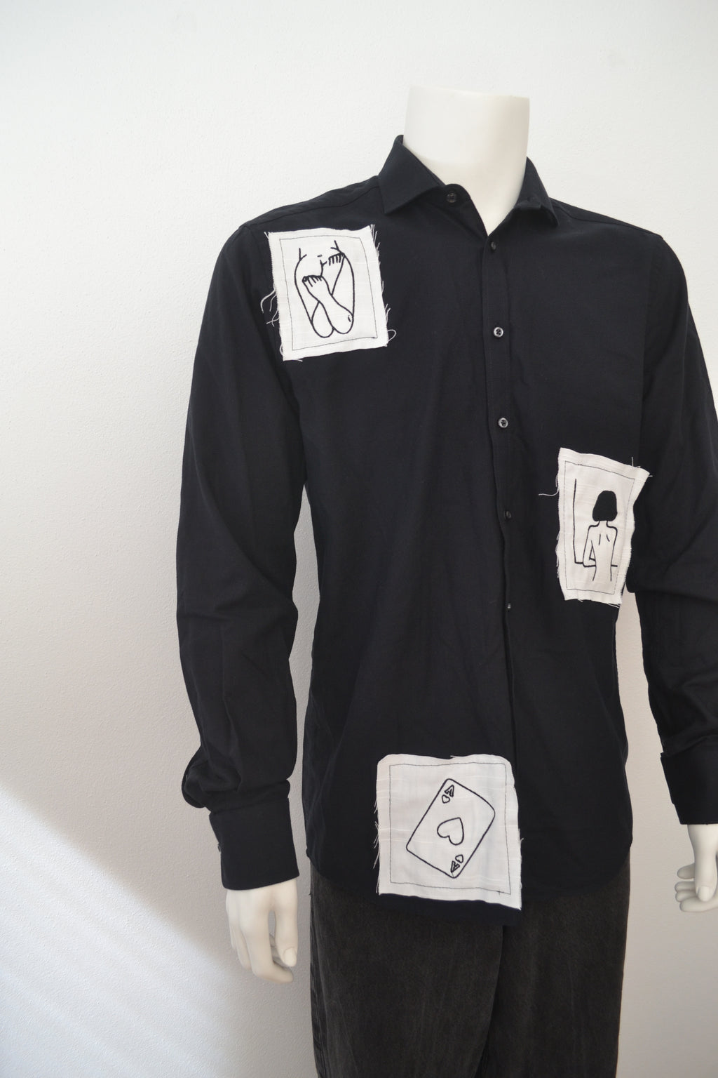 Sort skjorte forfra nærbillede med patches