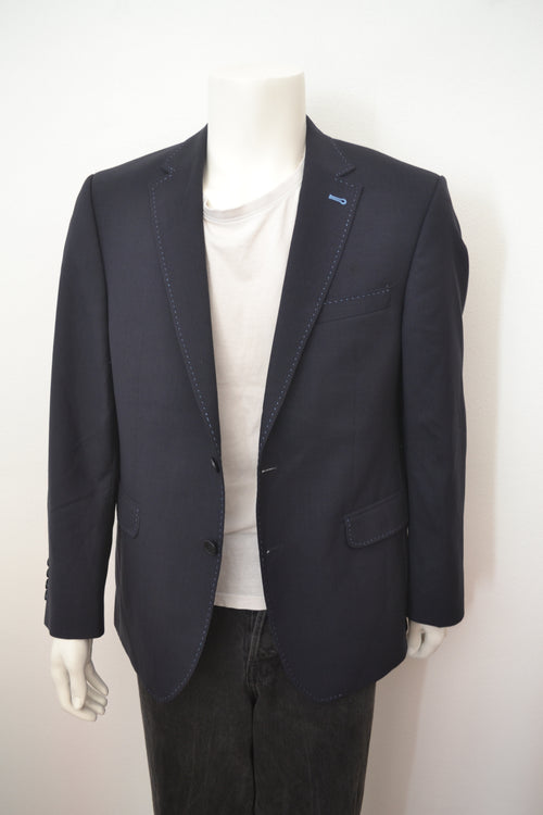 Sort blazer forfra med lyseblå patches