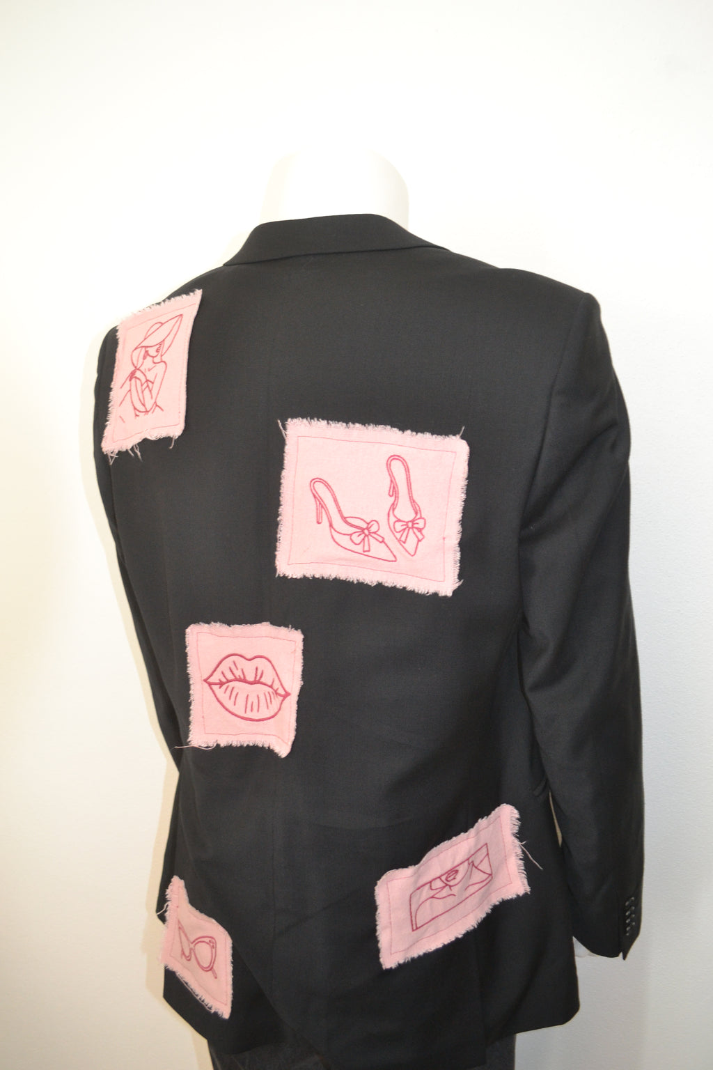 Sort blazer bagfra med lys erøde patches og broderede motiver