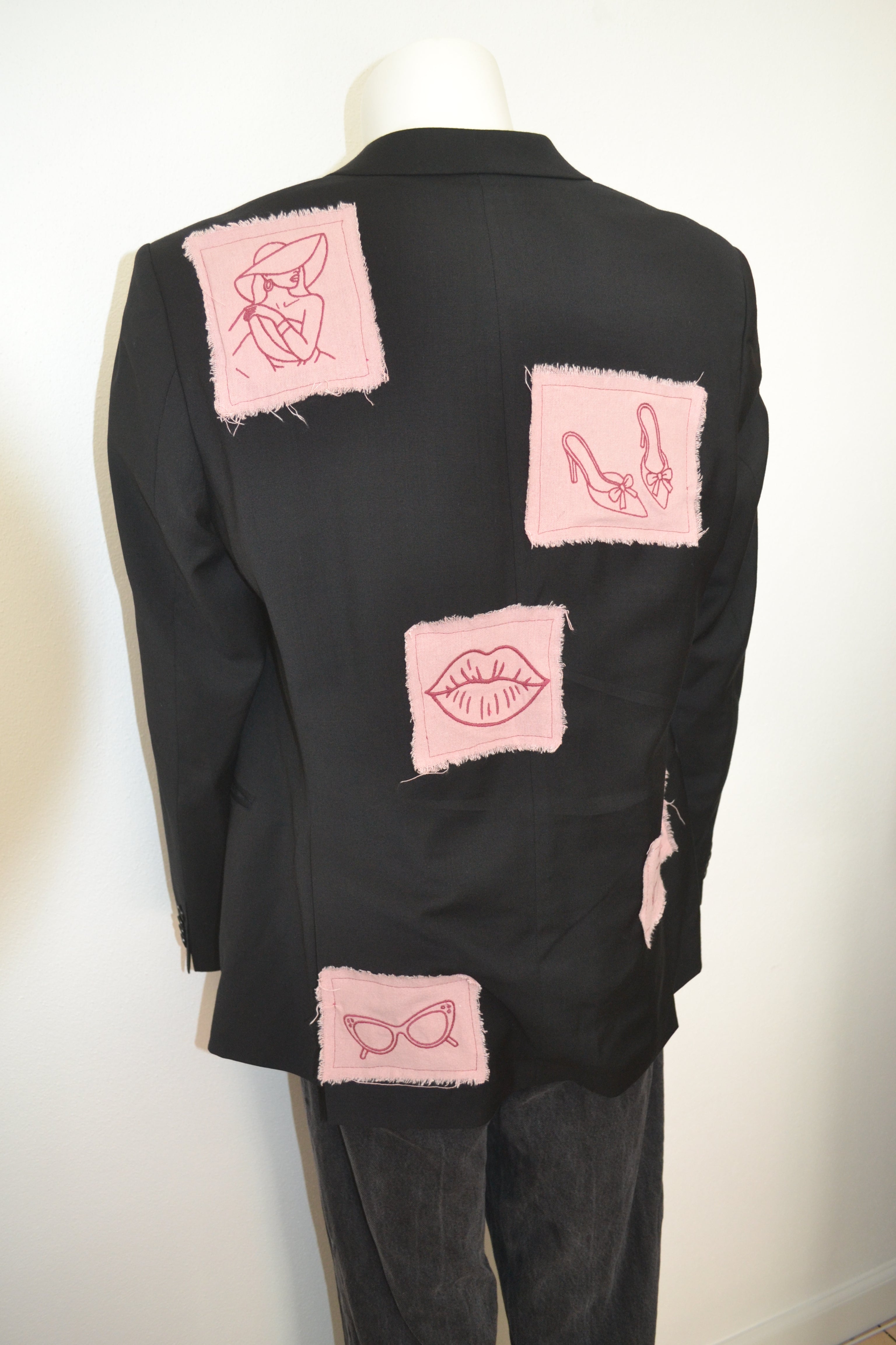 Sort blazer bagfra vinkel med patches