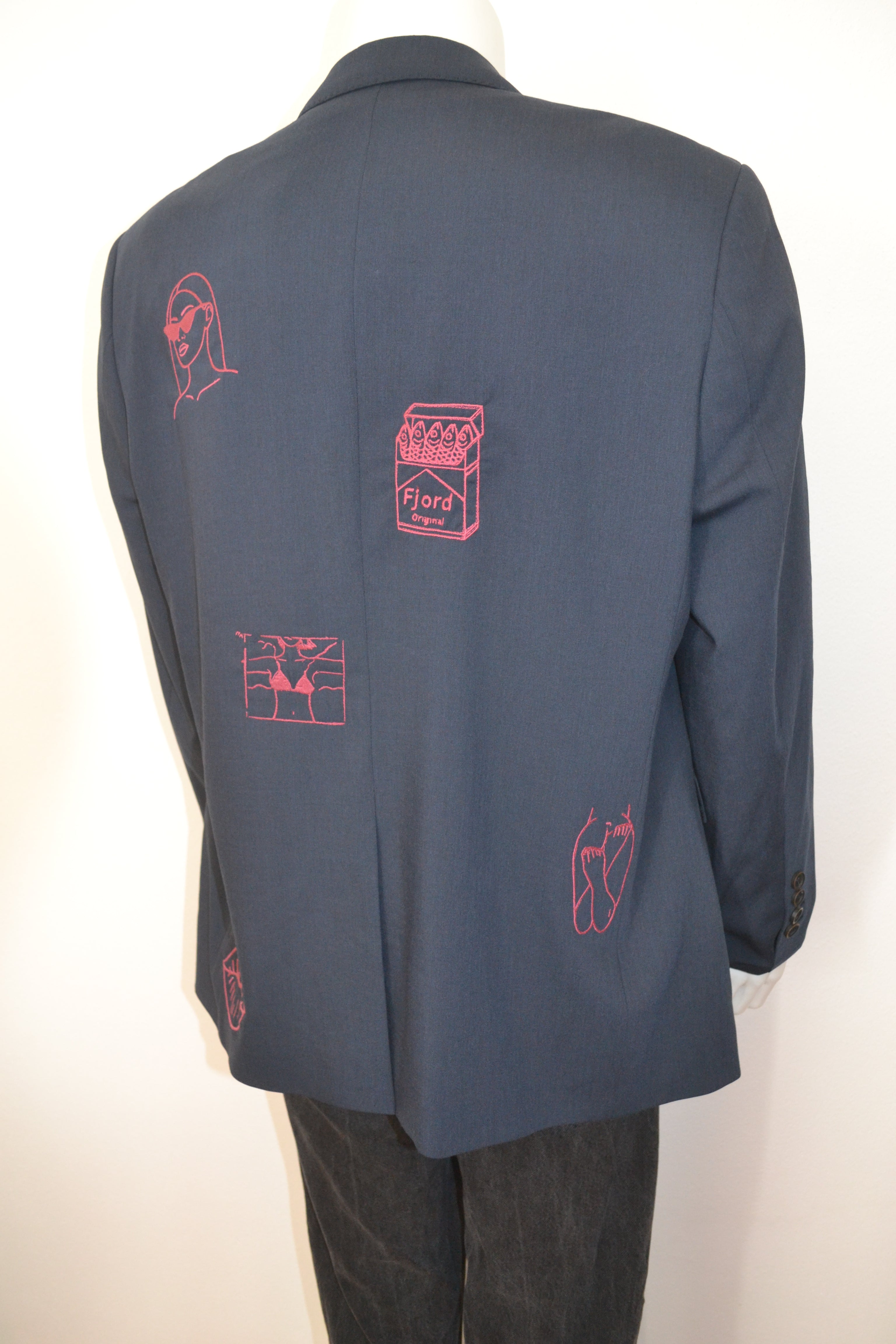 Marinblå blazer bagfra med rosa broderede motiver