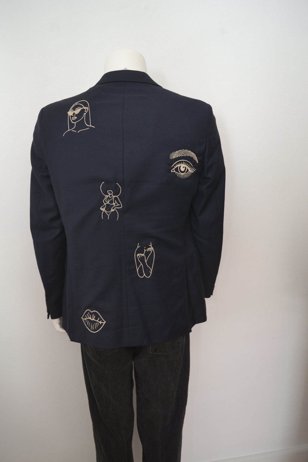 Blazer bagfra med håndbrodererede figurmotiver i creme
