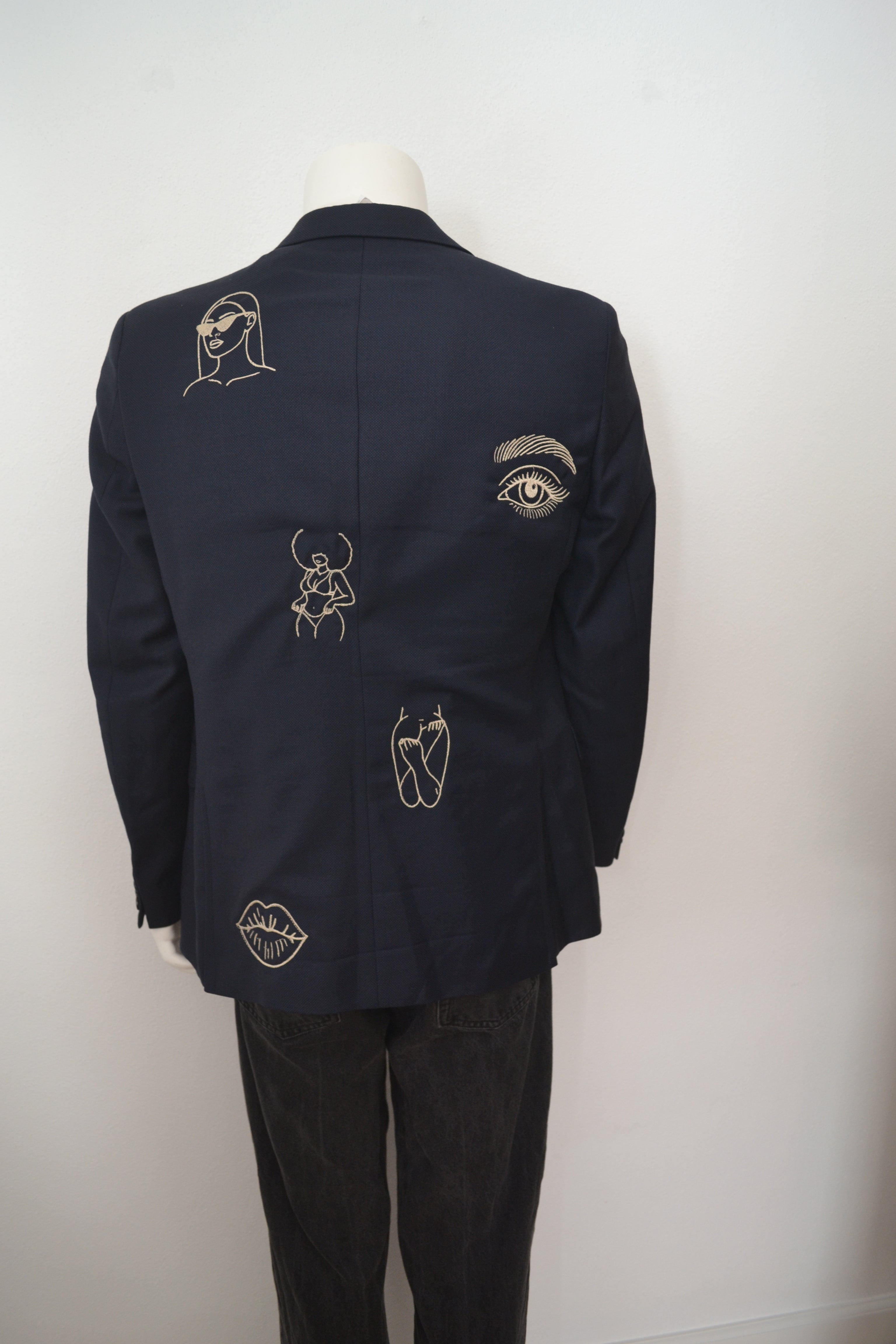 Blazer bagfra med håndbrodererede figurmotiver i creme