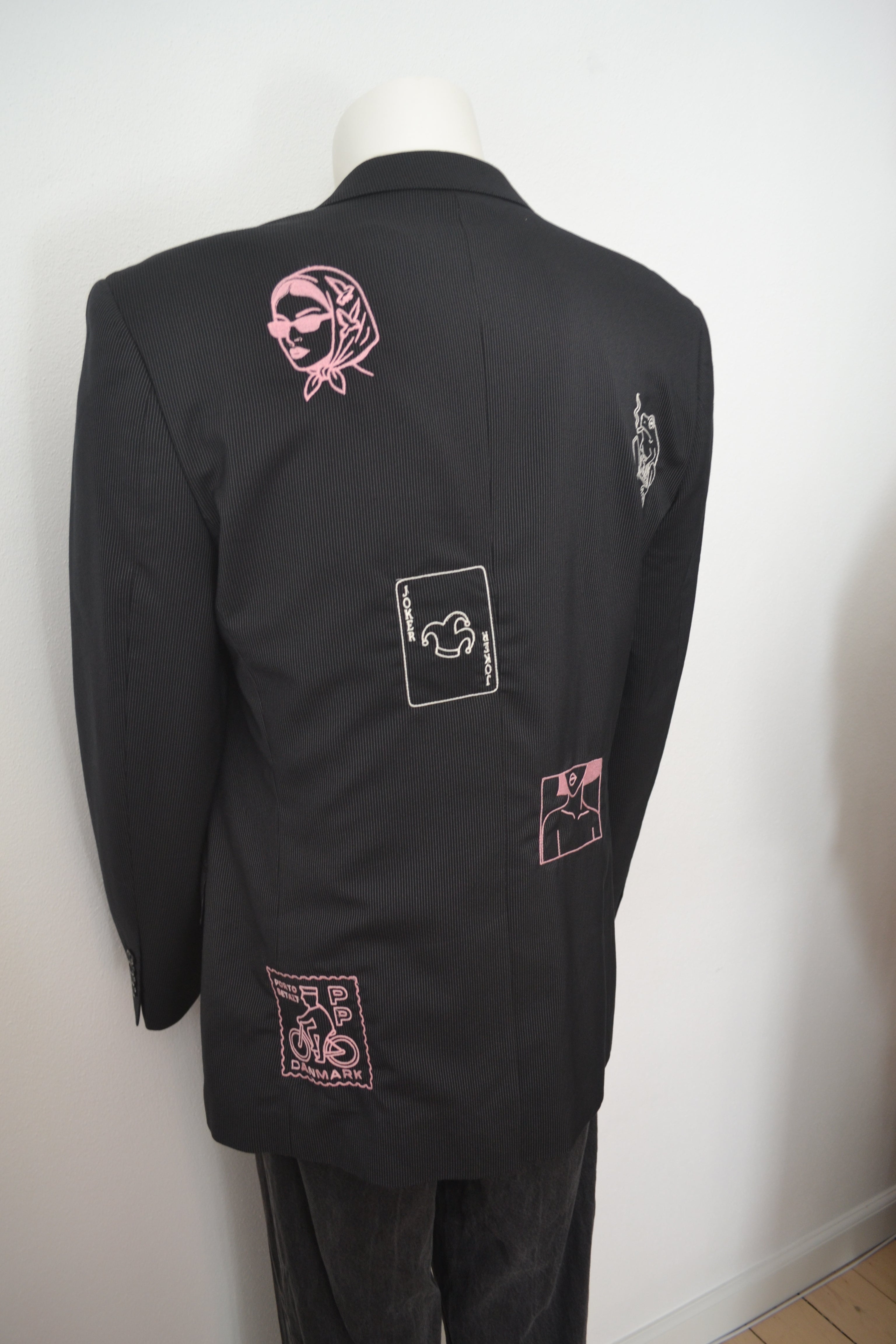 Sort pinstripe blazer bagfra med lys erøde broderede motiver