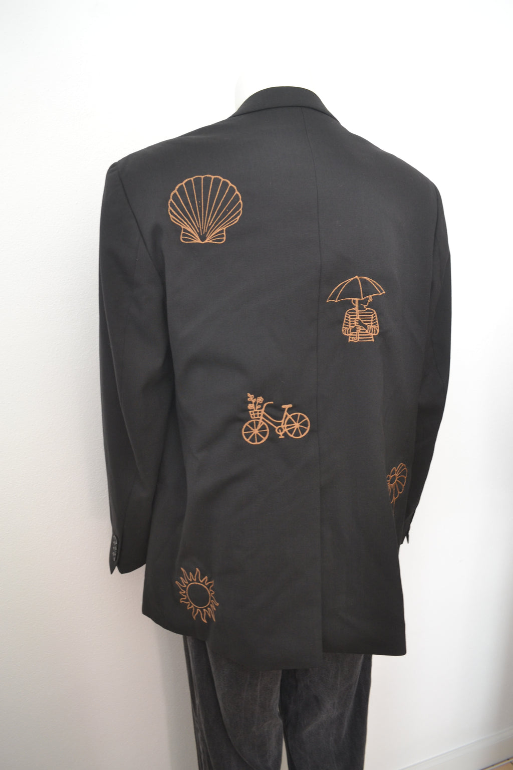 Sort blazer bagfra med gyldne broderede sommermotiver