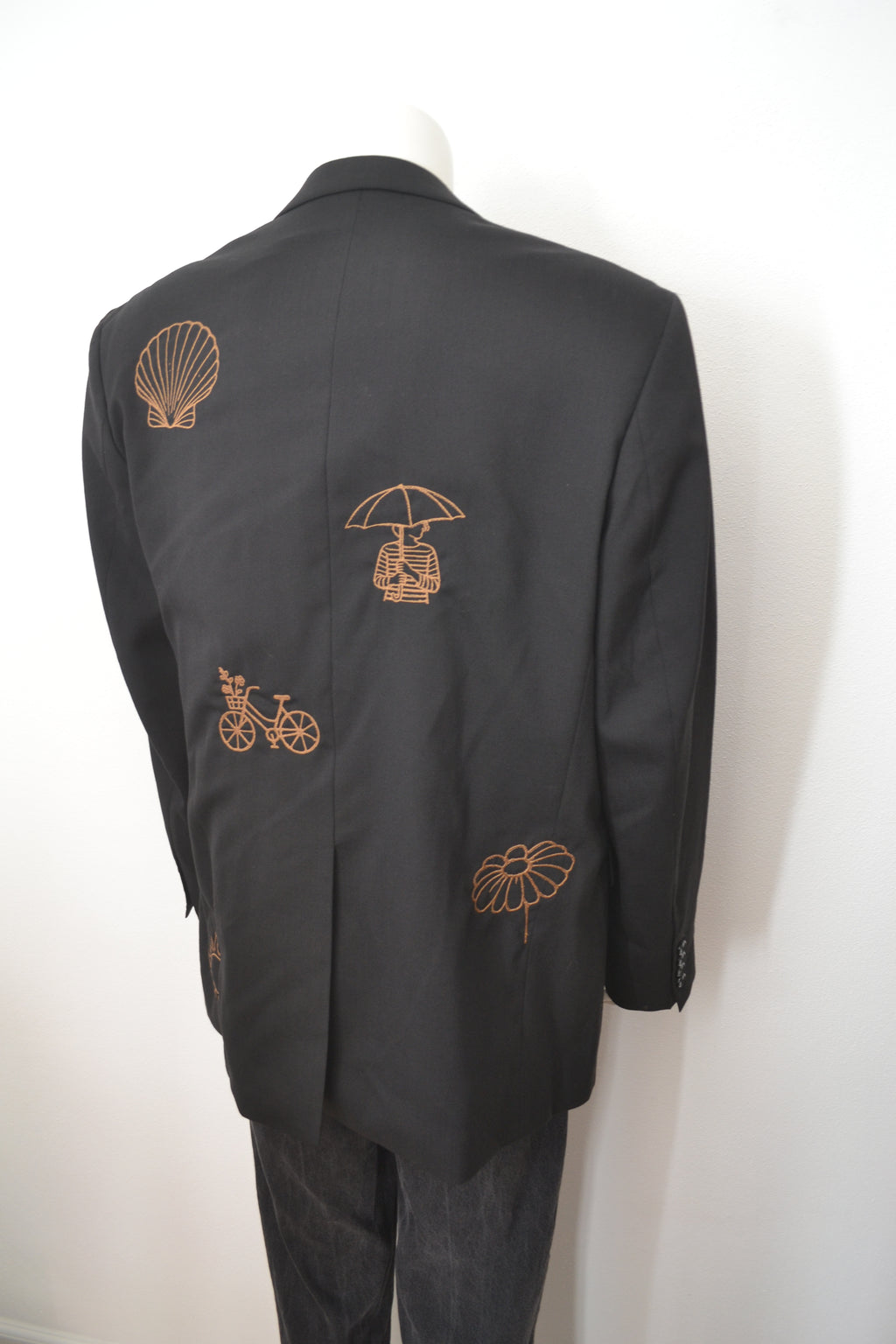 Sort blazer bagfra nærbillede af broderi