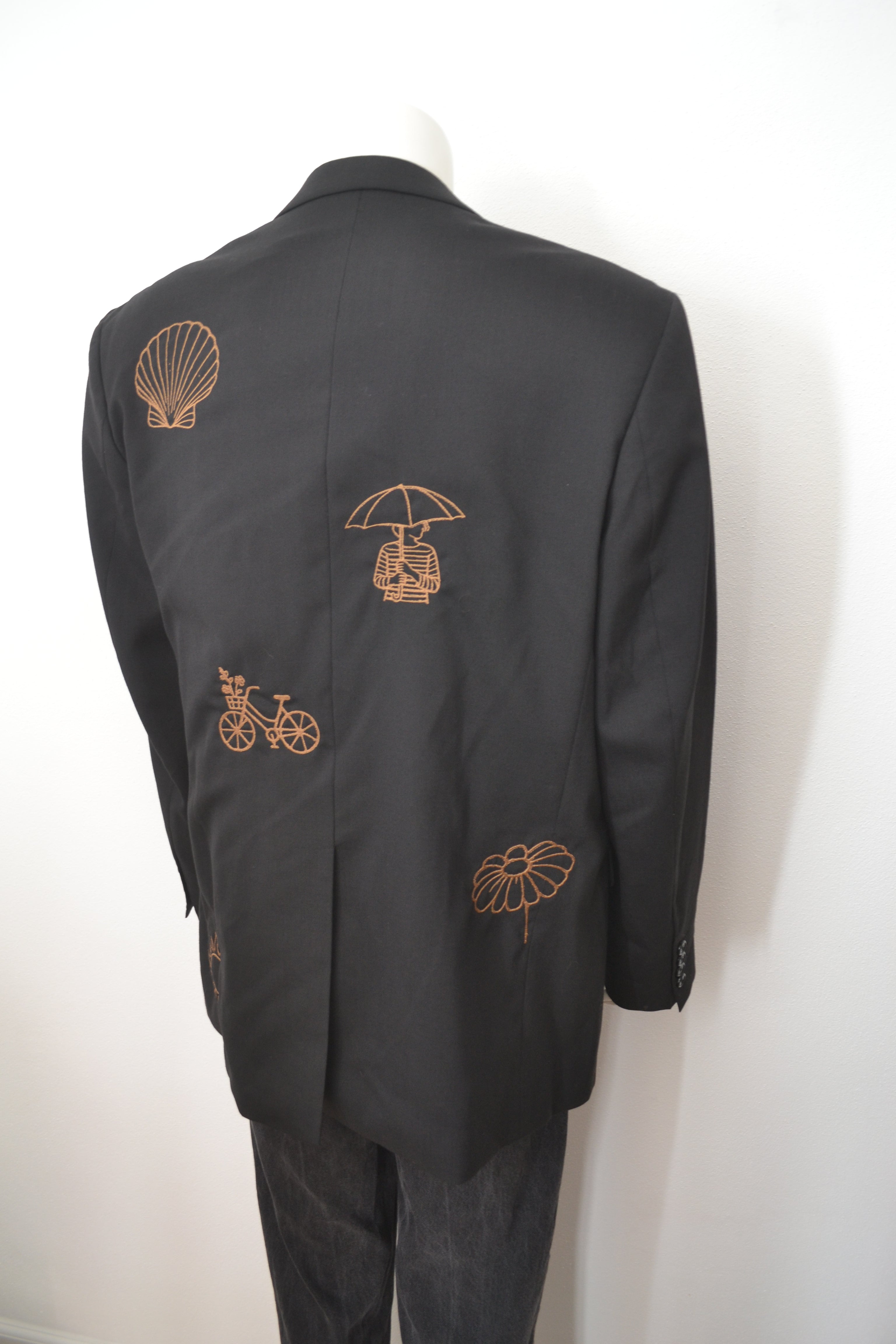 Sort blazer bagfra nærbillede af broderi