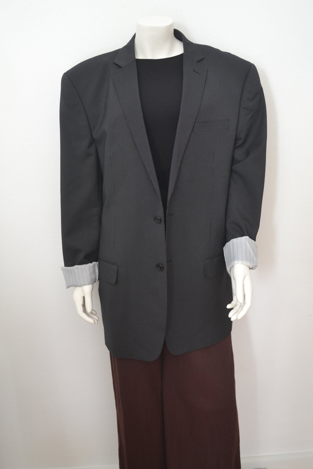 Sort pinstripe blazer forfra med oprullede ærmer