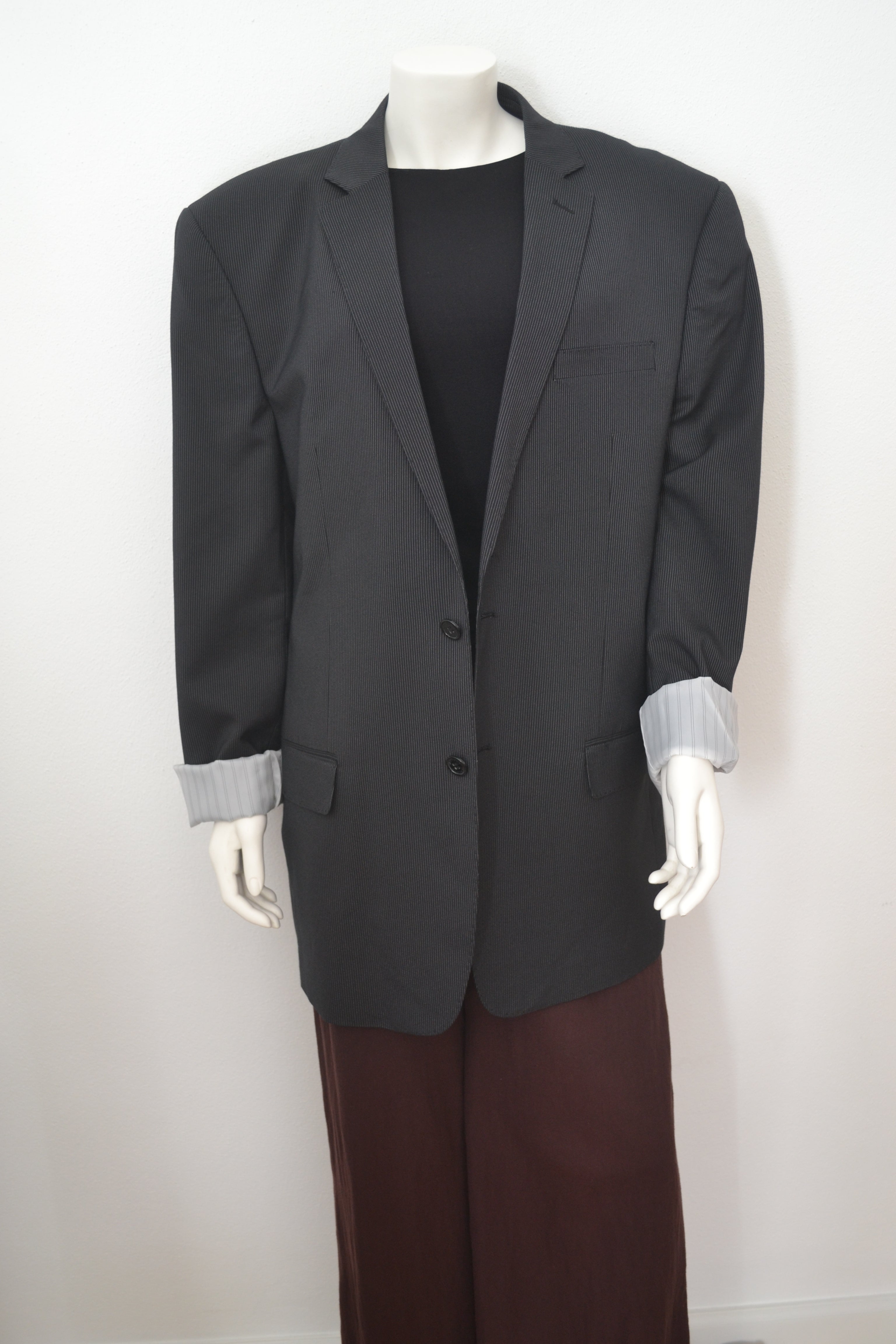 Sort pinstripe blazer forfra med oprullede ærmer