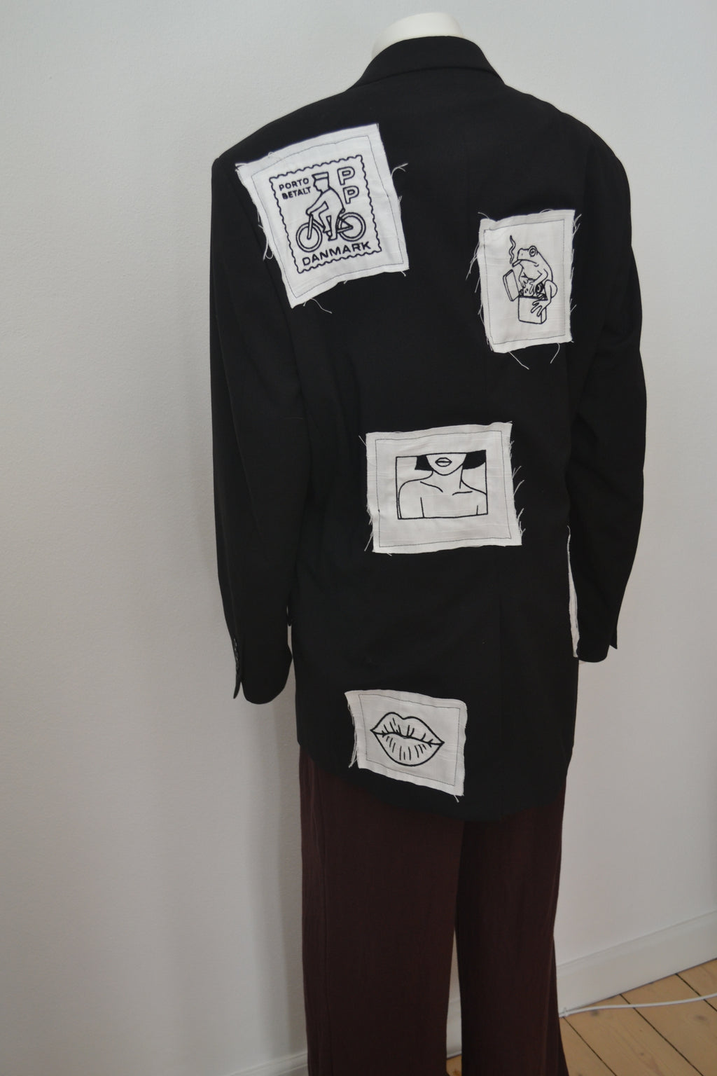 Sort blazer bagfra vinkel fuld