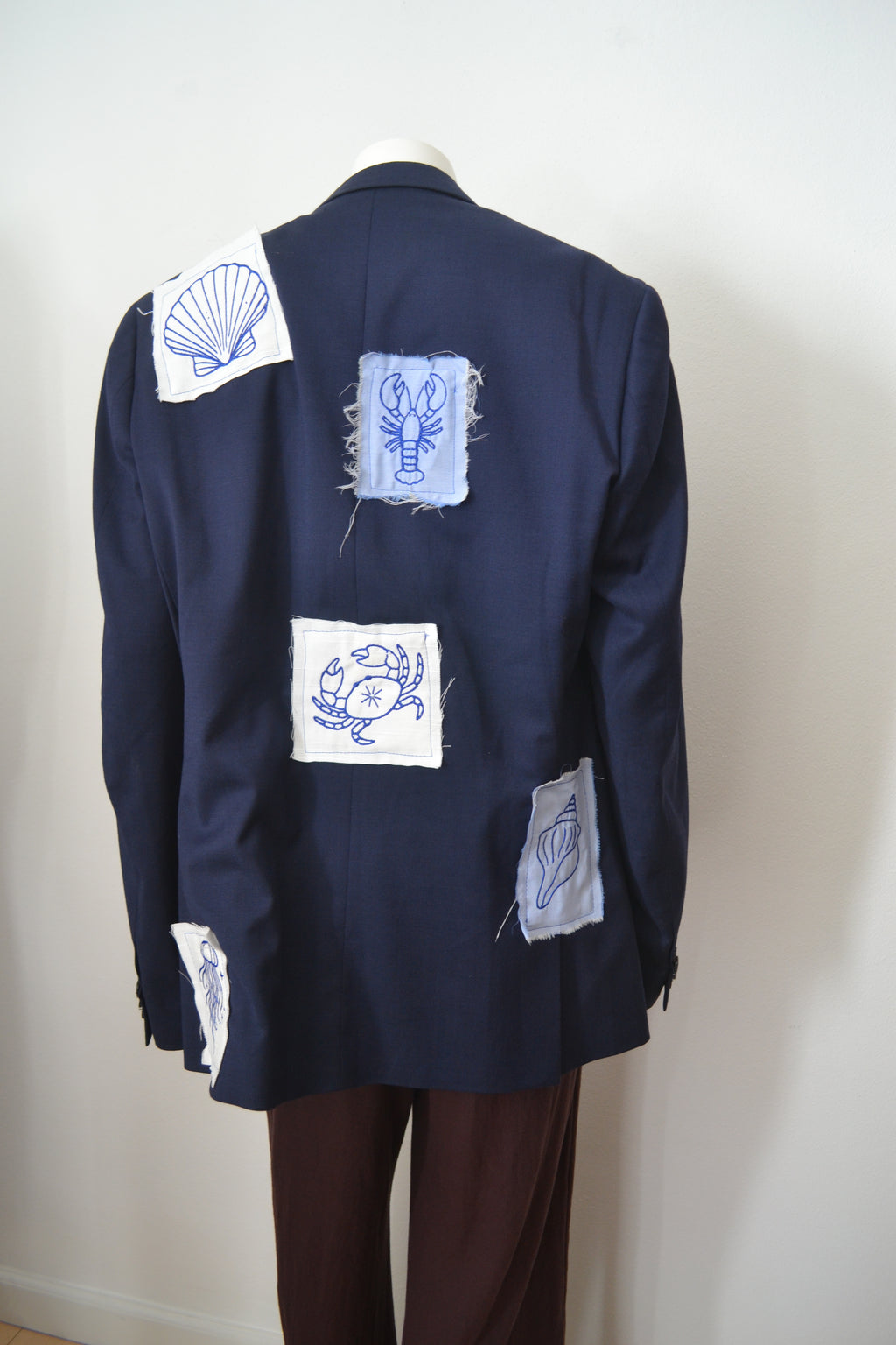Marinblå blazer bagfra detalje