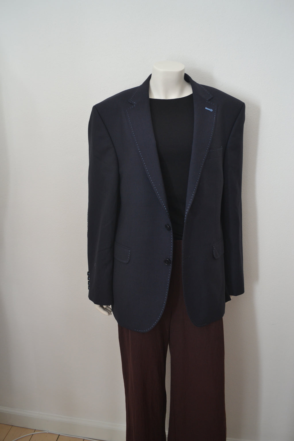 Sort blazer forfra vinkel