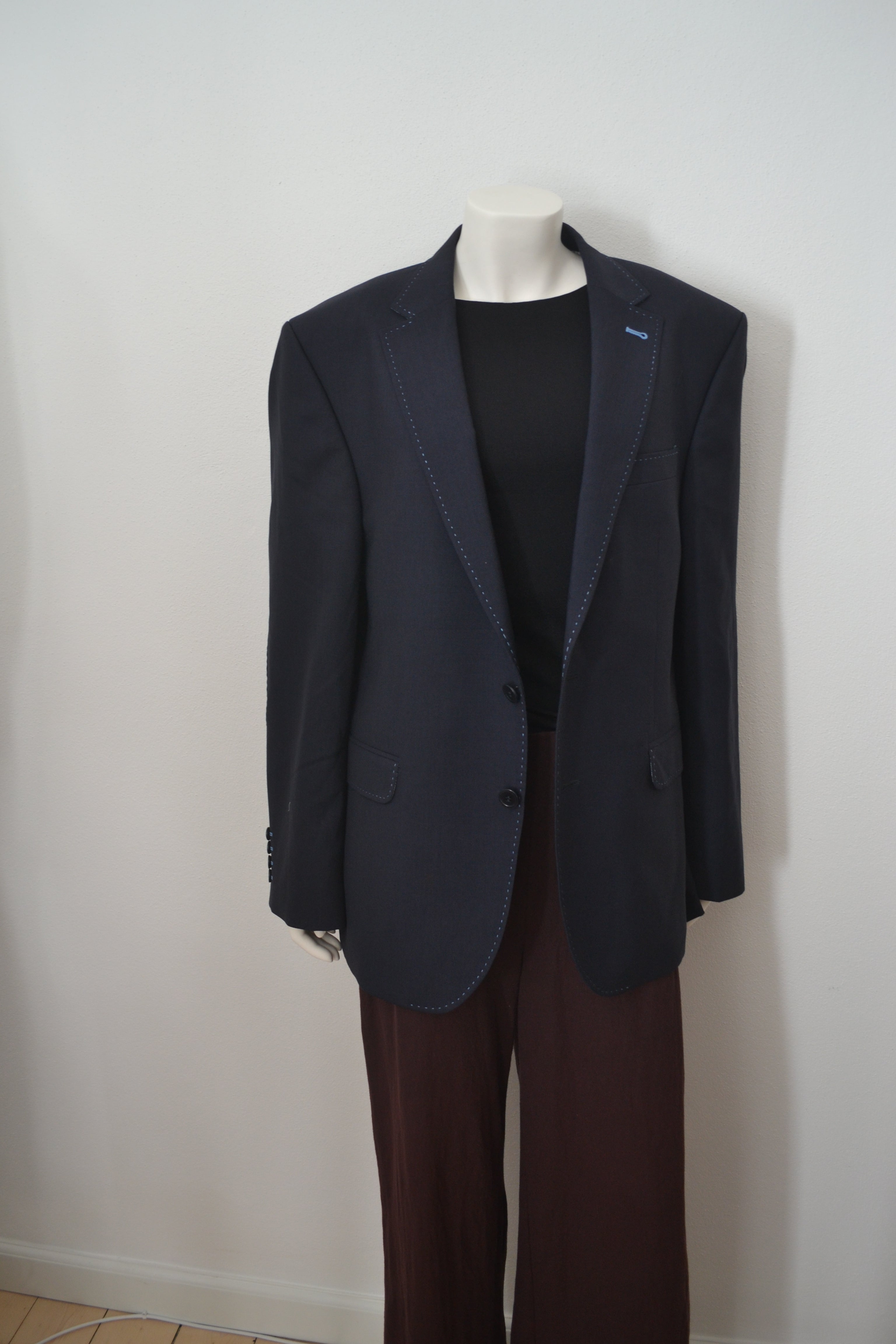 Sort blazer forfra vinkel