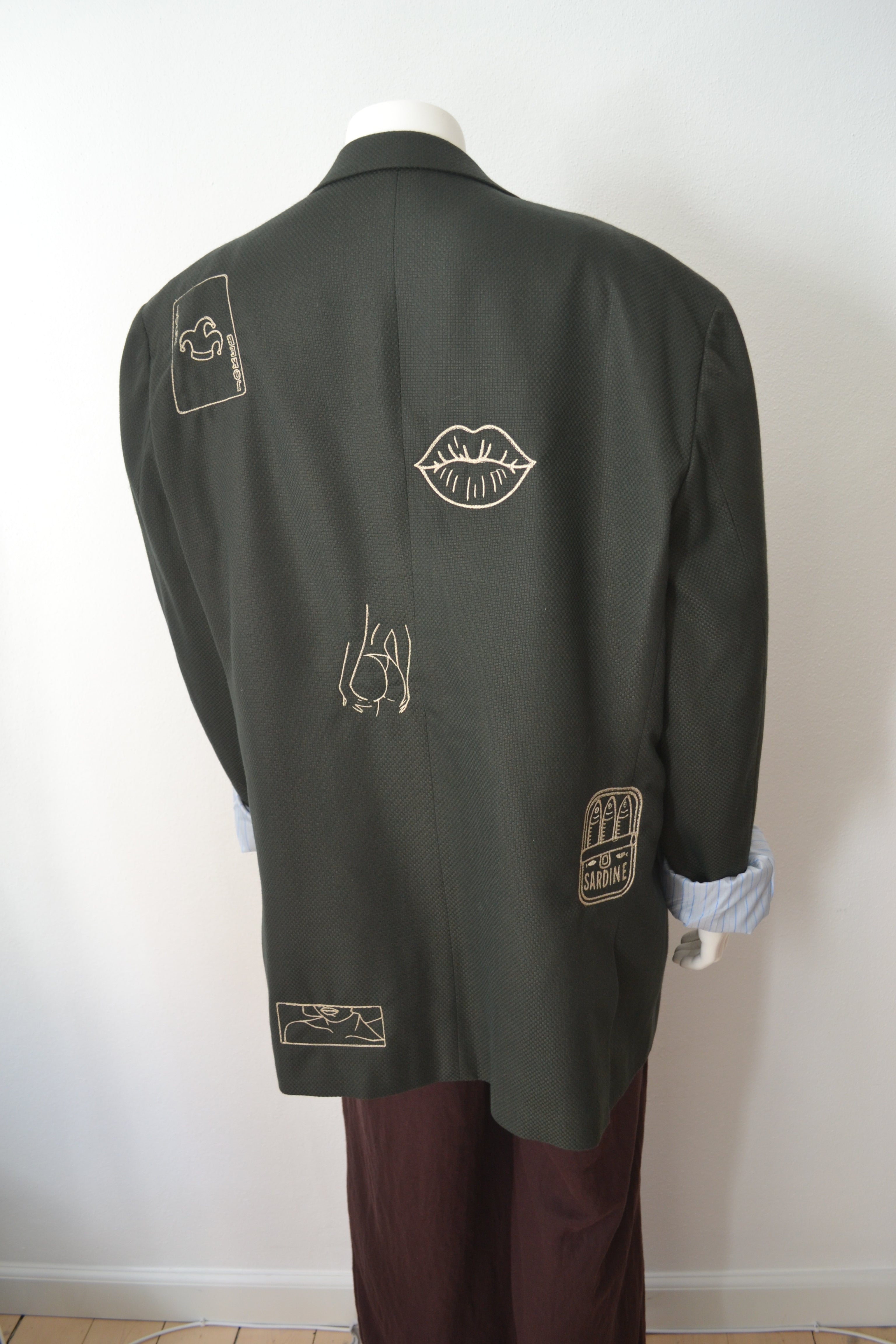 Mørkegrøn blazer bagfra nærbillede af broderi